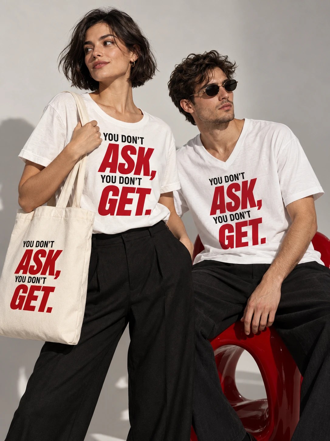 Modowa sesja dwojga modeli w białych koszulkach z czerwonym nadrukiem You don't ask, you don't get